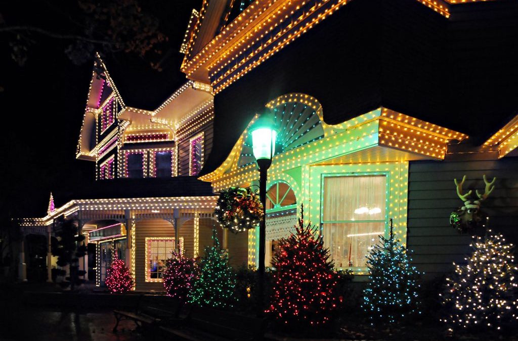 Christmas Light Tips That Are Roof-Friendly